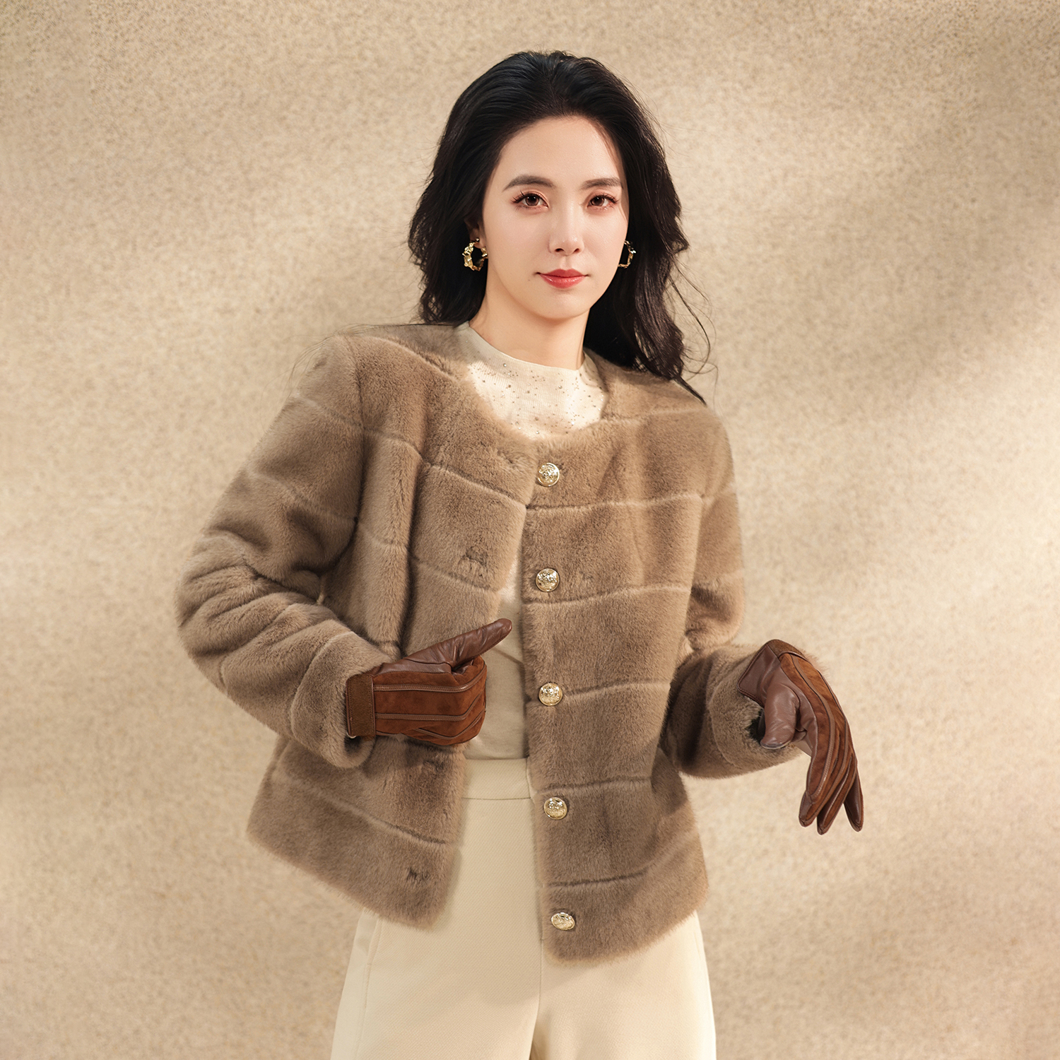 谭飞【索菲亚轻皮草】冬季新款咖色圆领宽松舒适保暖静奢外套