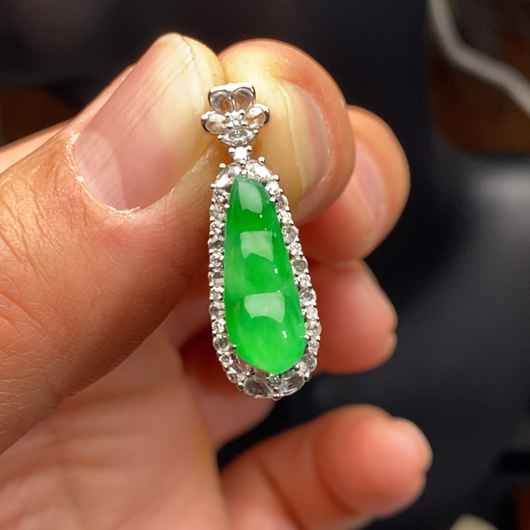 翡翠吊坠(不含链)18K金镶嵌豆子