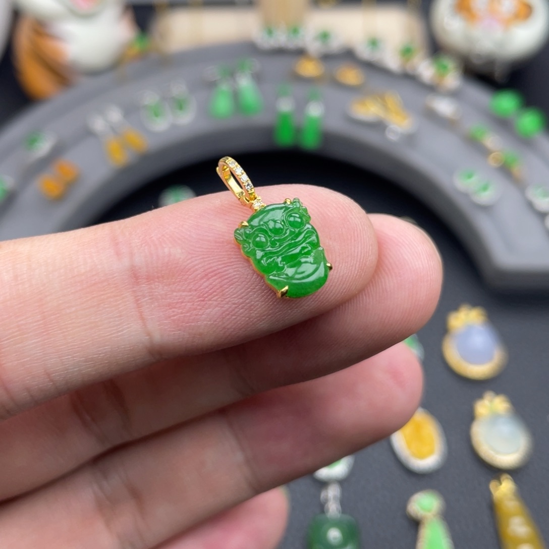 翡翠18K金镶嵌颈饰