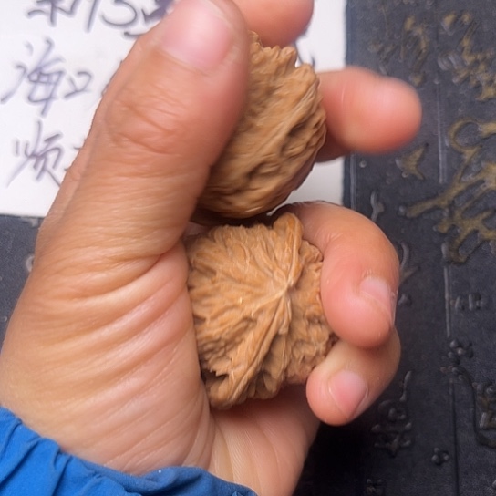 文玩核桃吊坠白狮子
