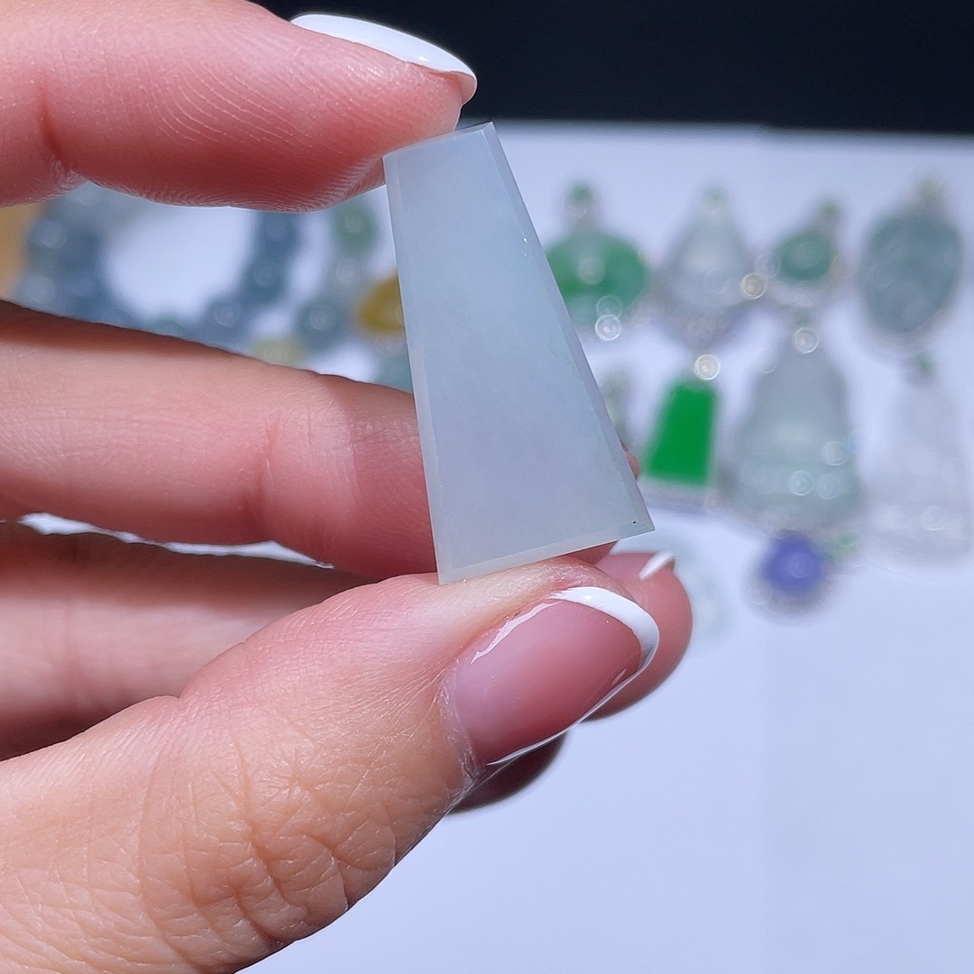 翡翠颈饰未镶嵌无事