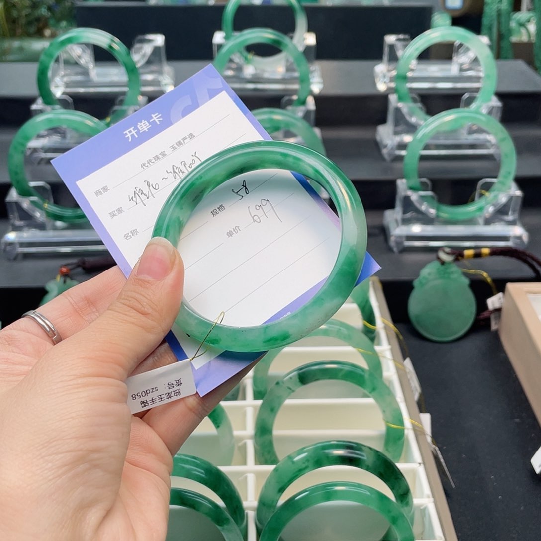 石英质玉手镯未镶嵌