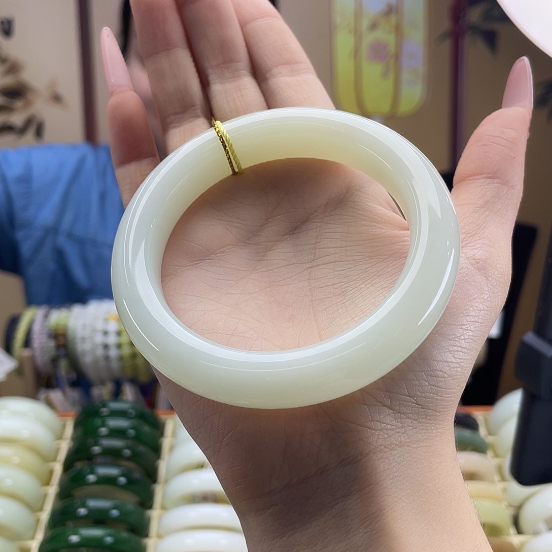 和田玉未镶嵌手镯