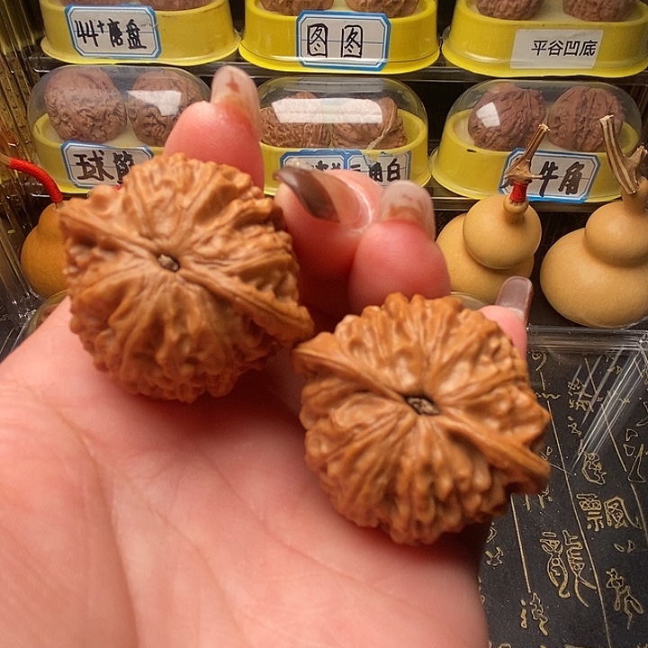 遥***、文玩核桃吊坠金牛文玩核桃把件