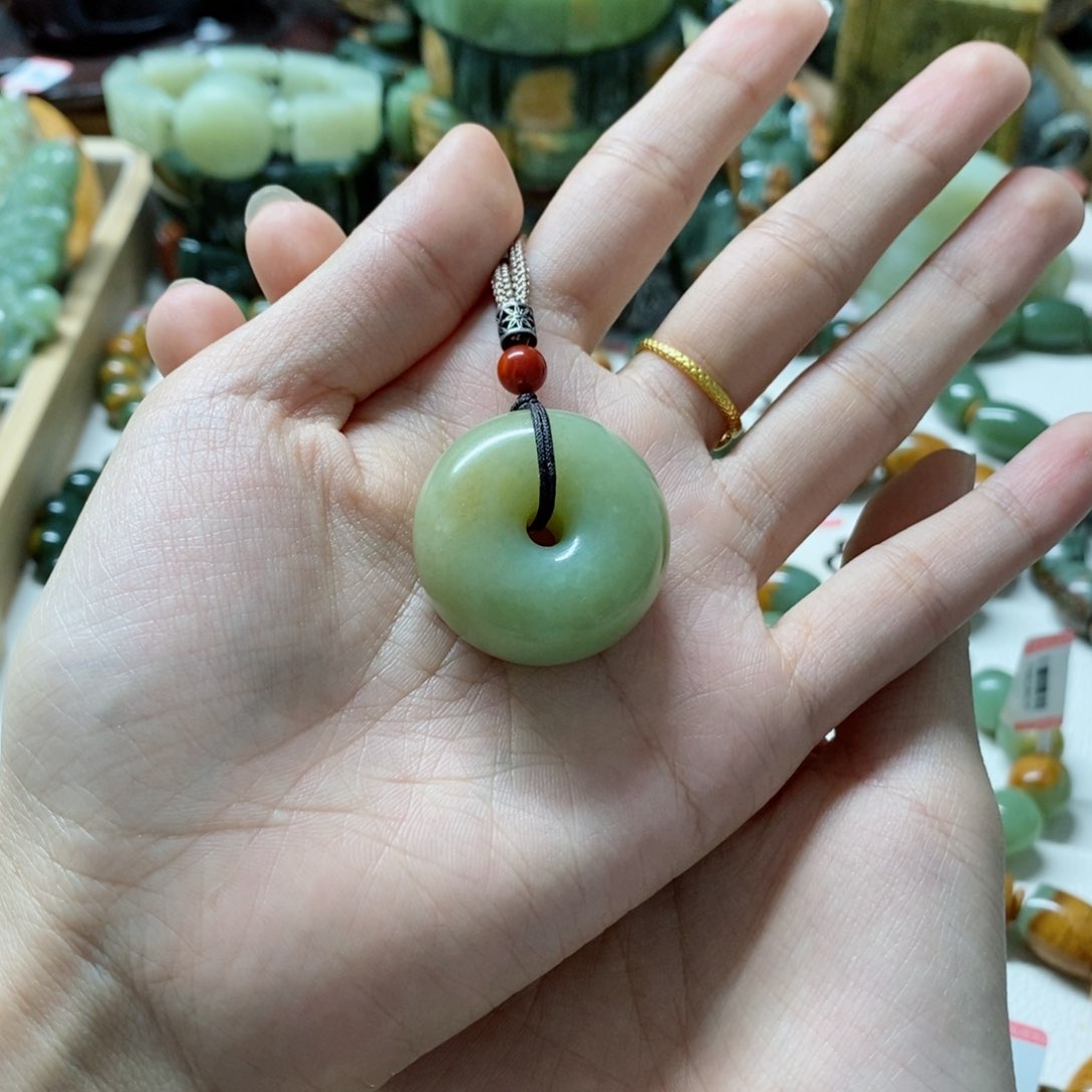 透闪石质玉平安扣未镶嵌