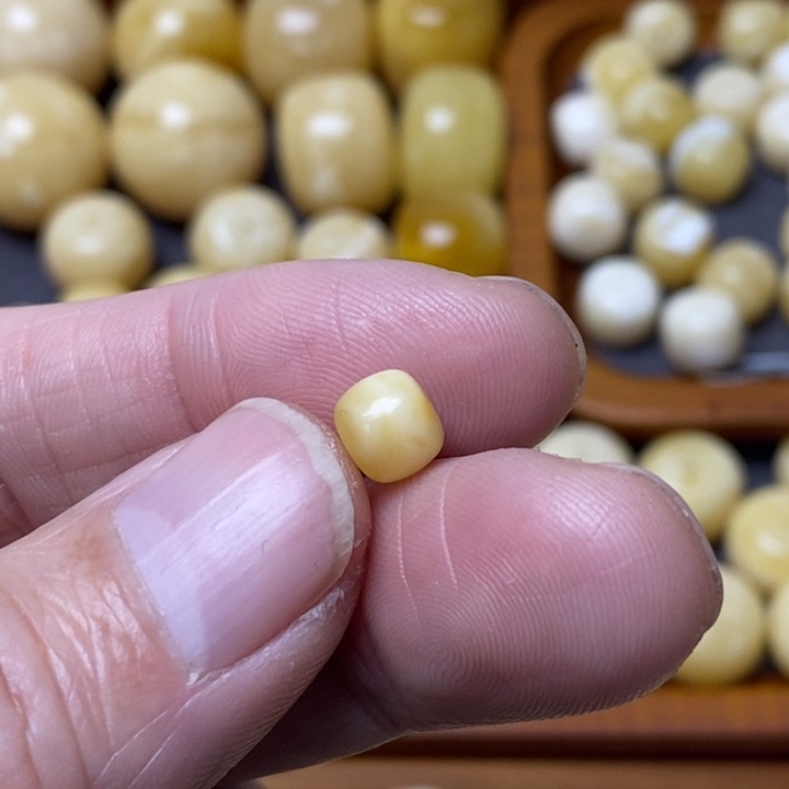 蜜蜡琥珀画未镶嵌L***?