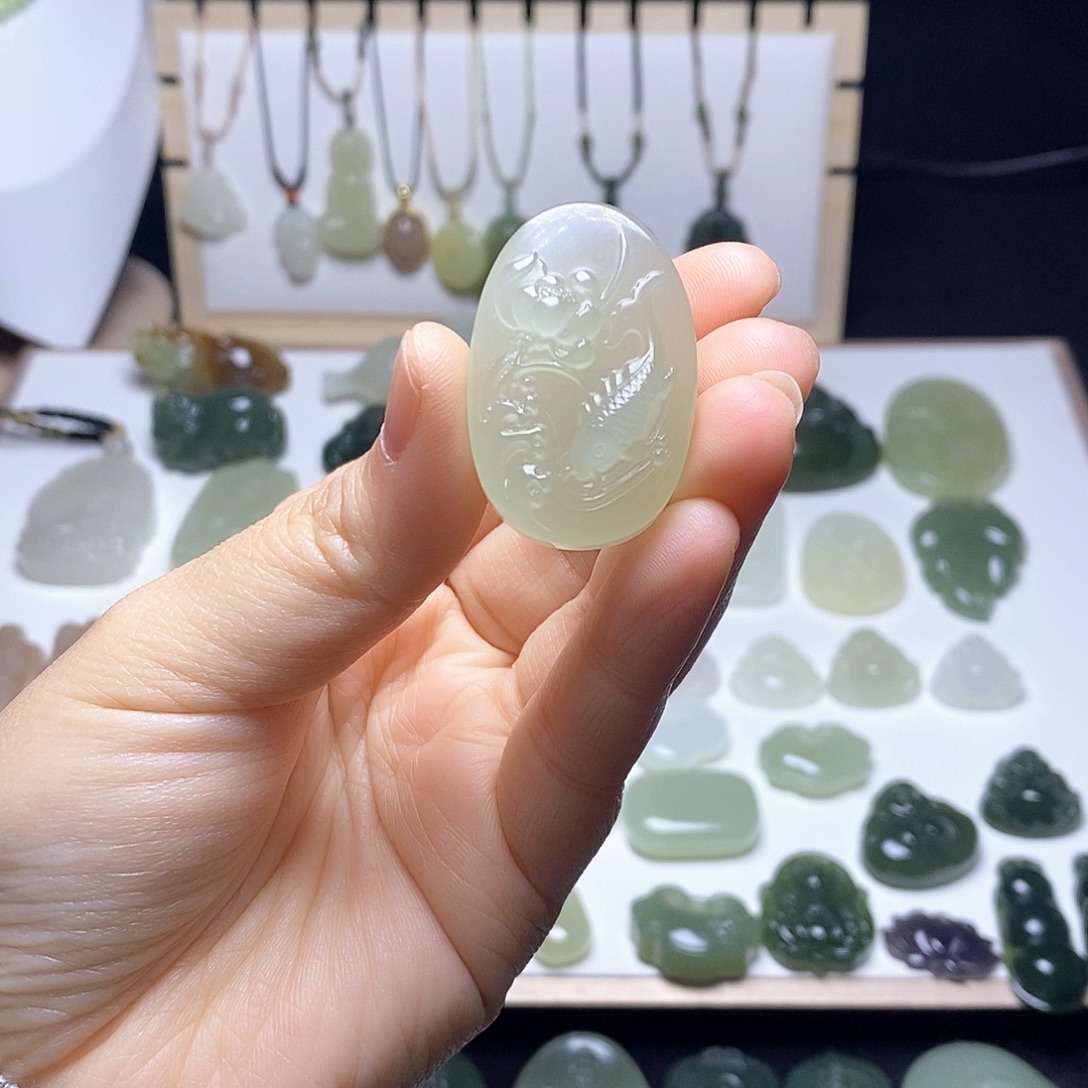 平***们和田玉未镶嵌颈饰