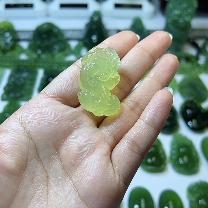 蛇纹石玉颈饰未镶嵌