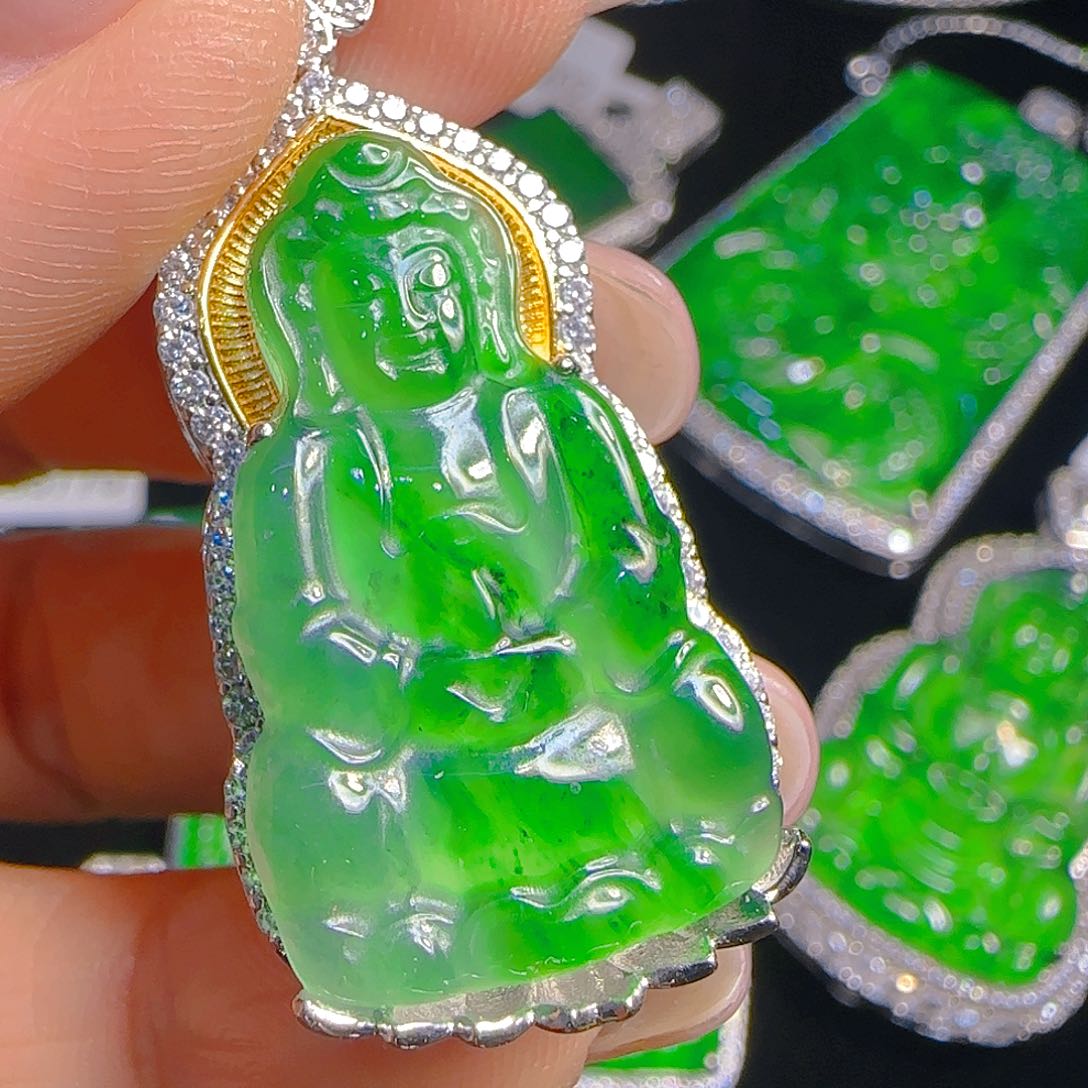 翡翠吊坠(赠链)未镶嵌