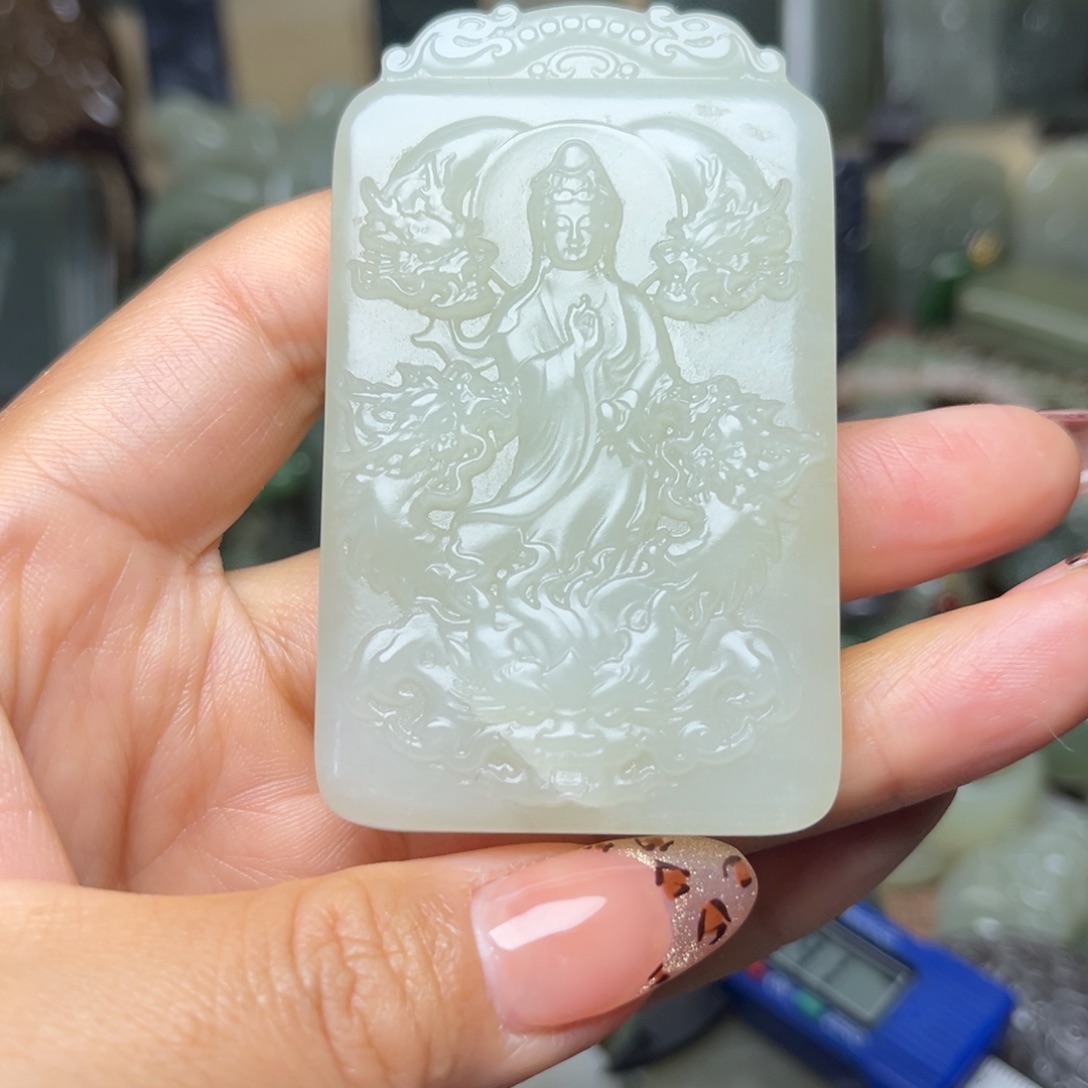 和田玉颈饰未镶嵌伴**佑有裂纹