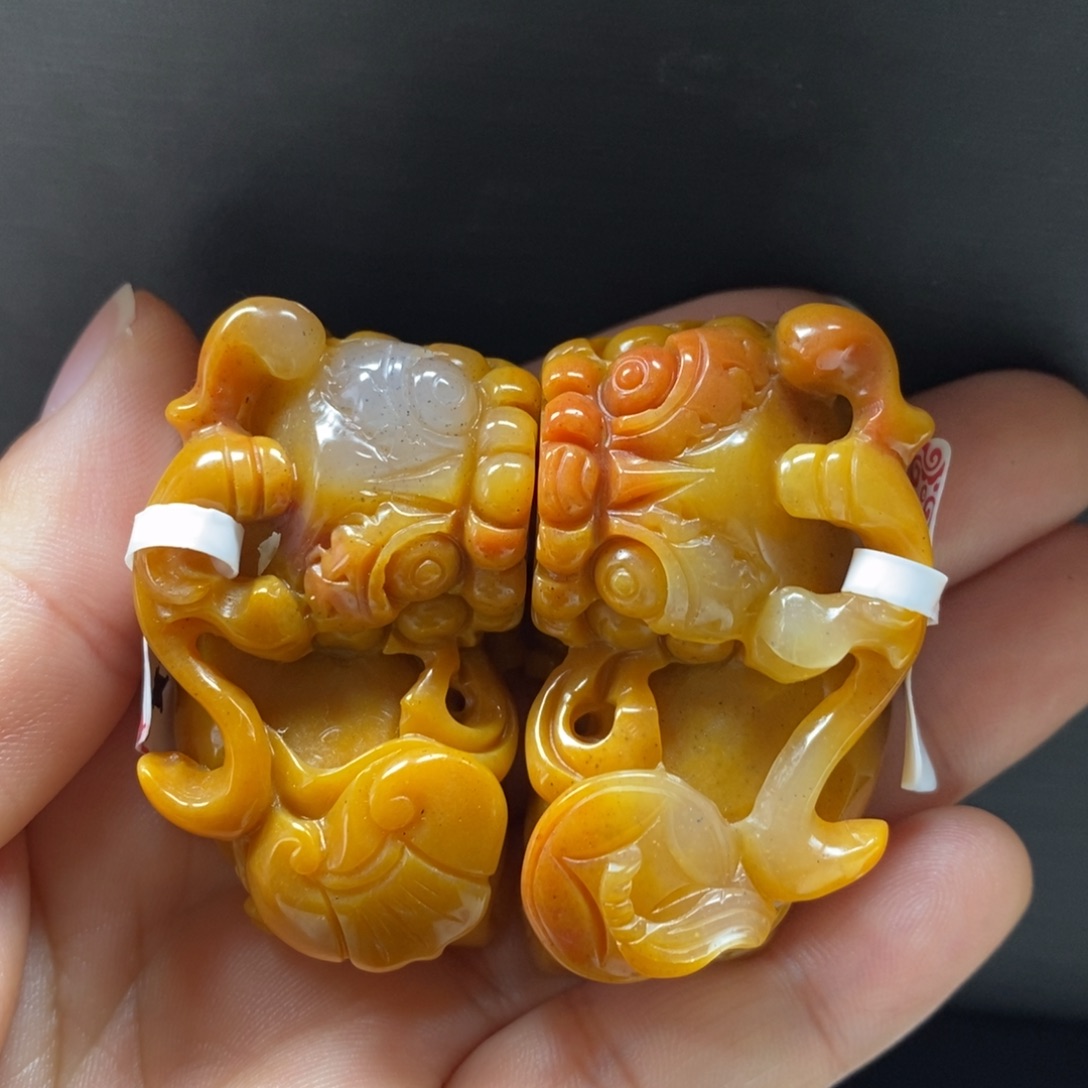 王***福石英质玉（黄龙玉）未镶嵌颈饰