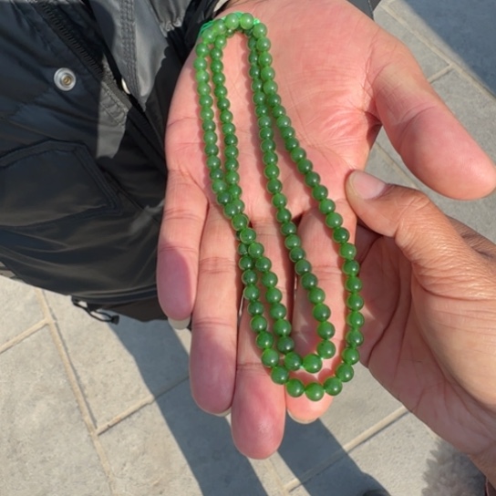 和田玉颈饰未镶嵌俄罗斯冰底辣阳绿6的108，小少点