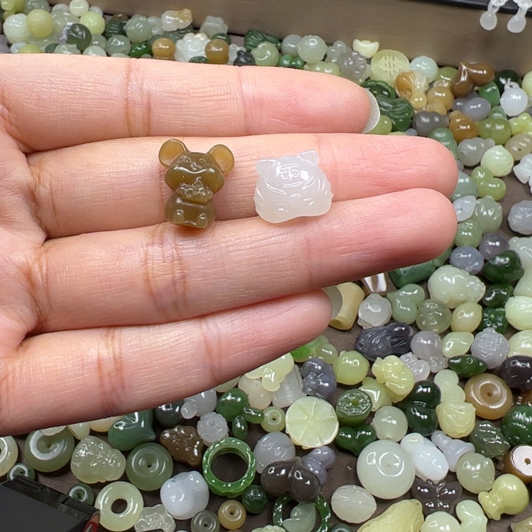 哈***尼和田玉未镶嵌颈饰