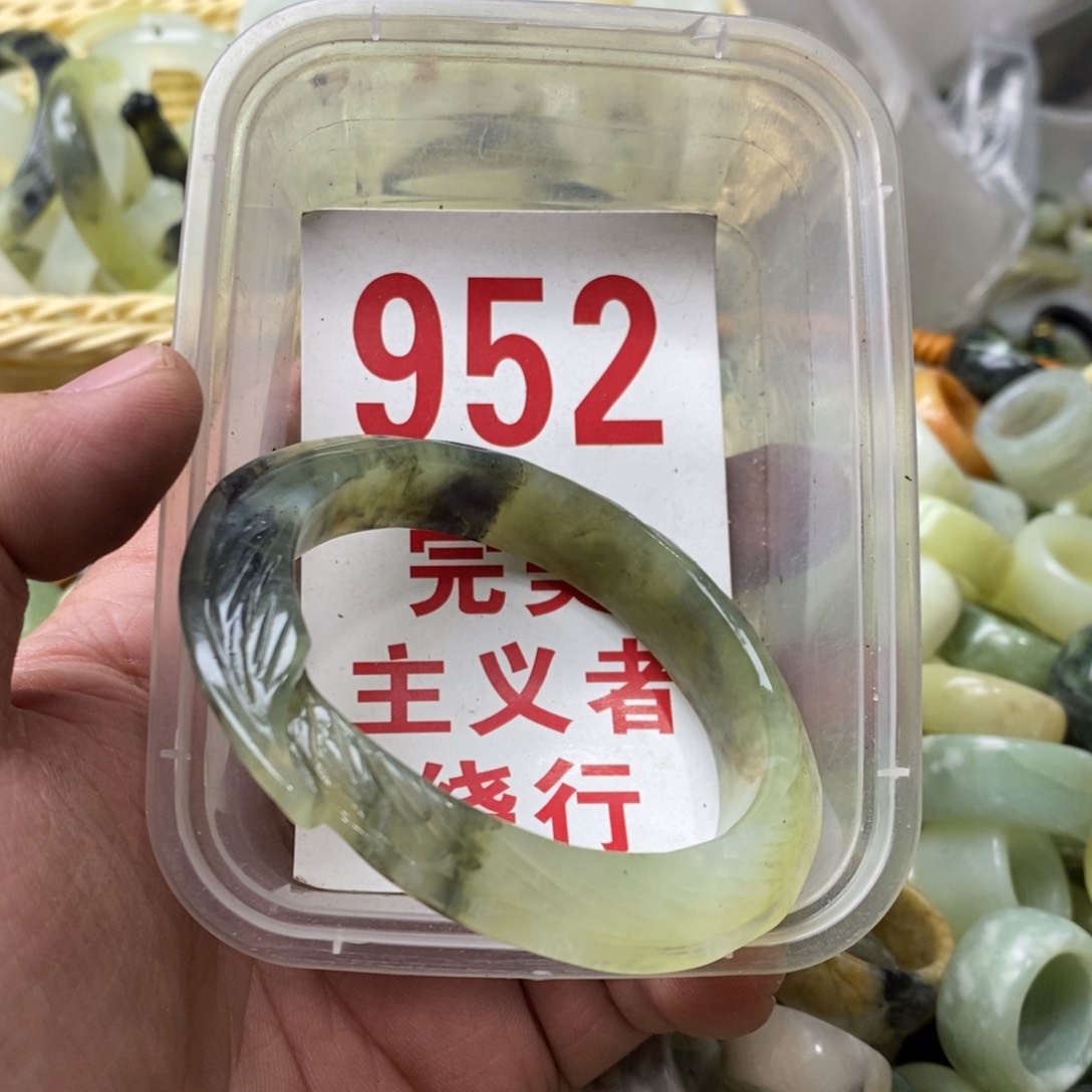 蛇纹石玉挂坠未镶嵌