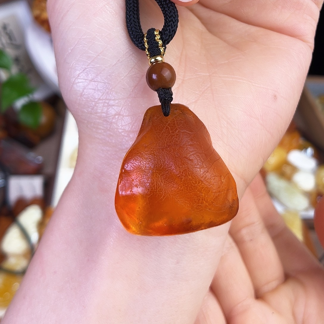 琥珀珠宝奇石未镶嵌。