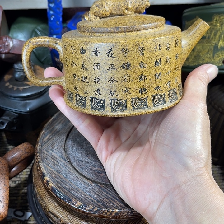 茶壶紫砂原矿泥料手工制作的一把紫砂壶。