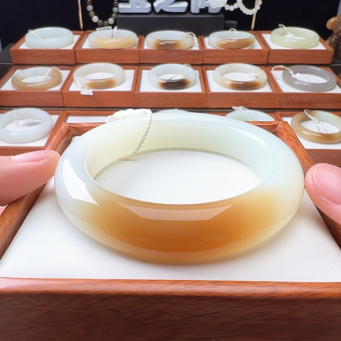 和田玉手镯未镶嵌