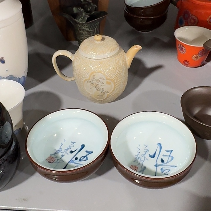 主人杯一个，瓷。。。。品茗