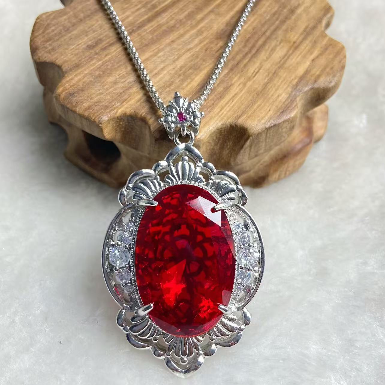 Y典藏品 红花边时尚吊坠美观大气美轮美奂尽显魅力