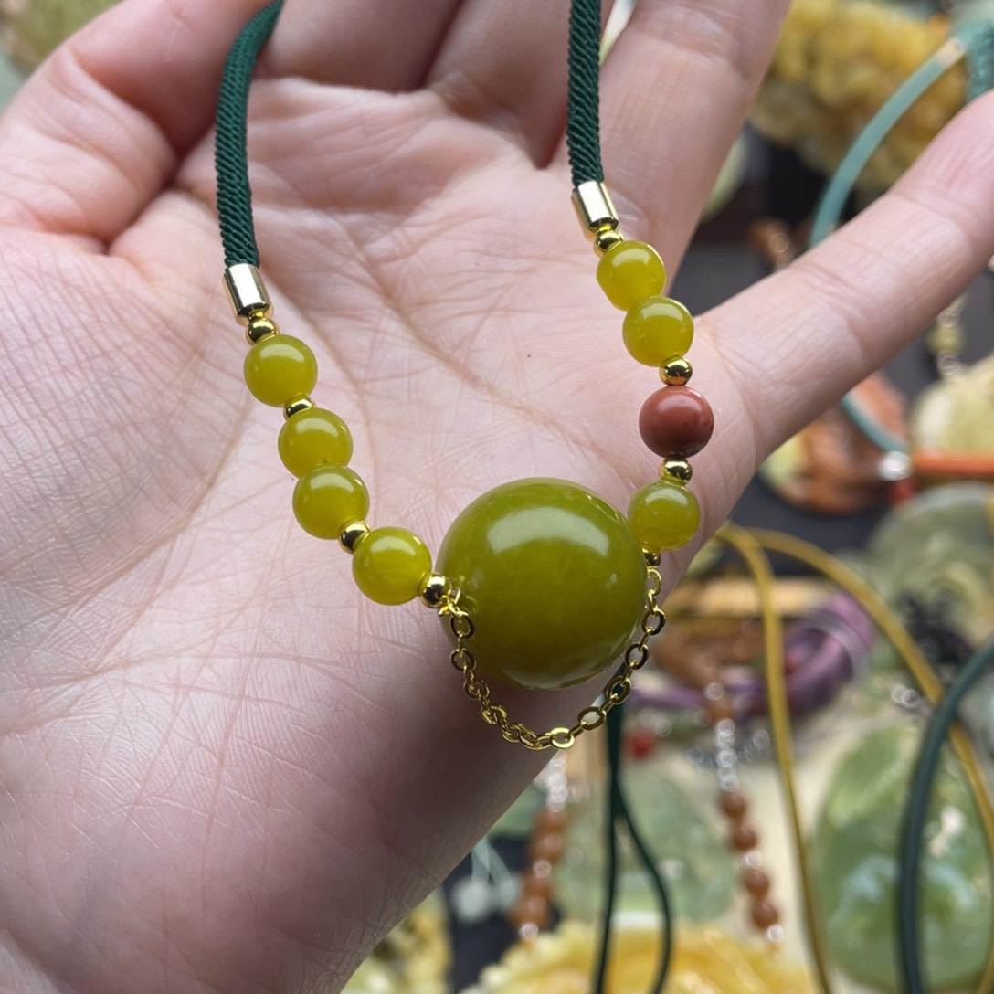 蛇纹石玉颈饰未镶嵌