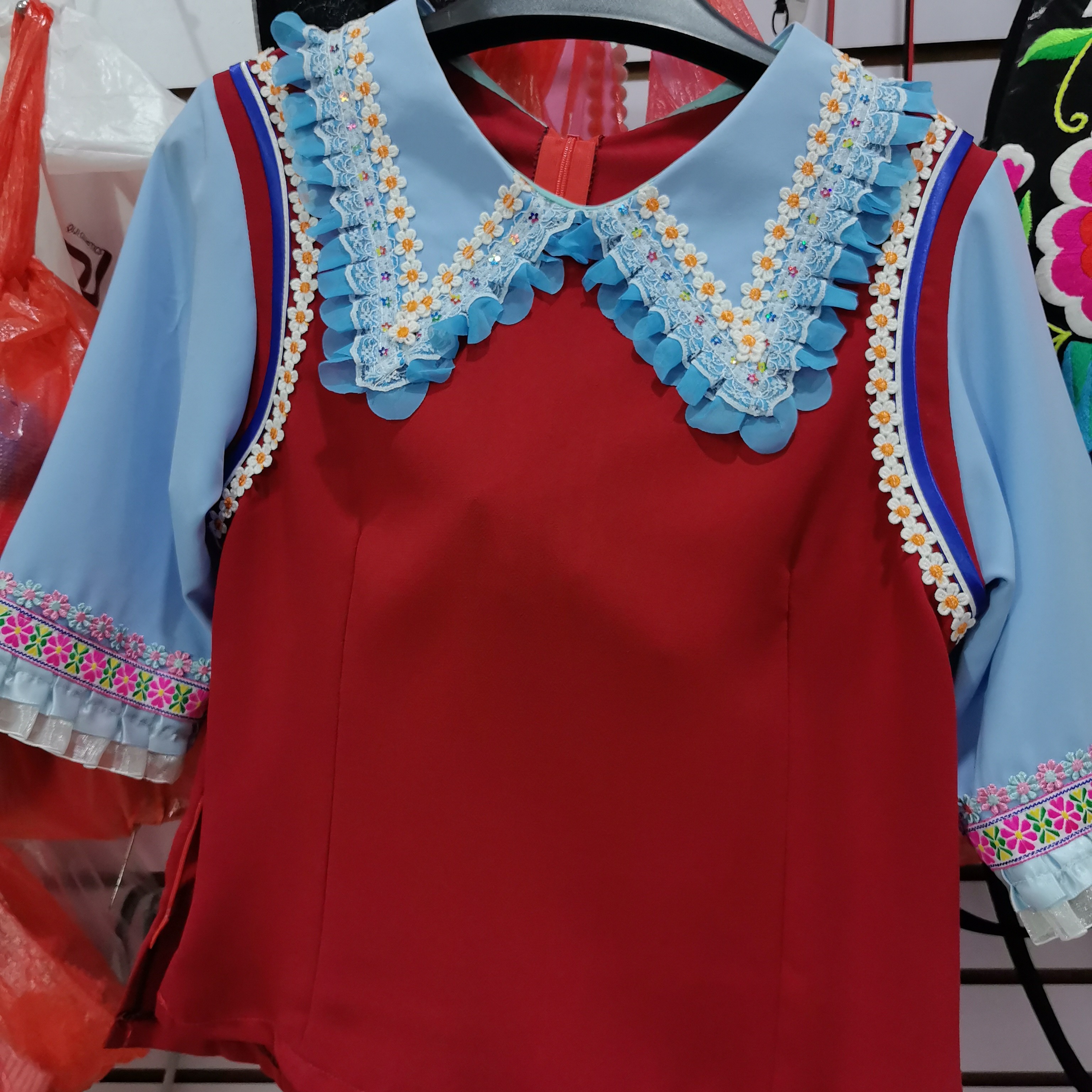 云南彝族民族尖领花衣服