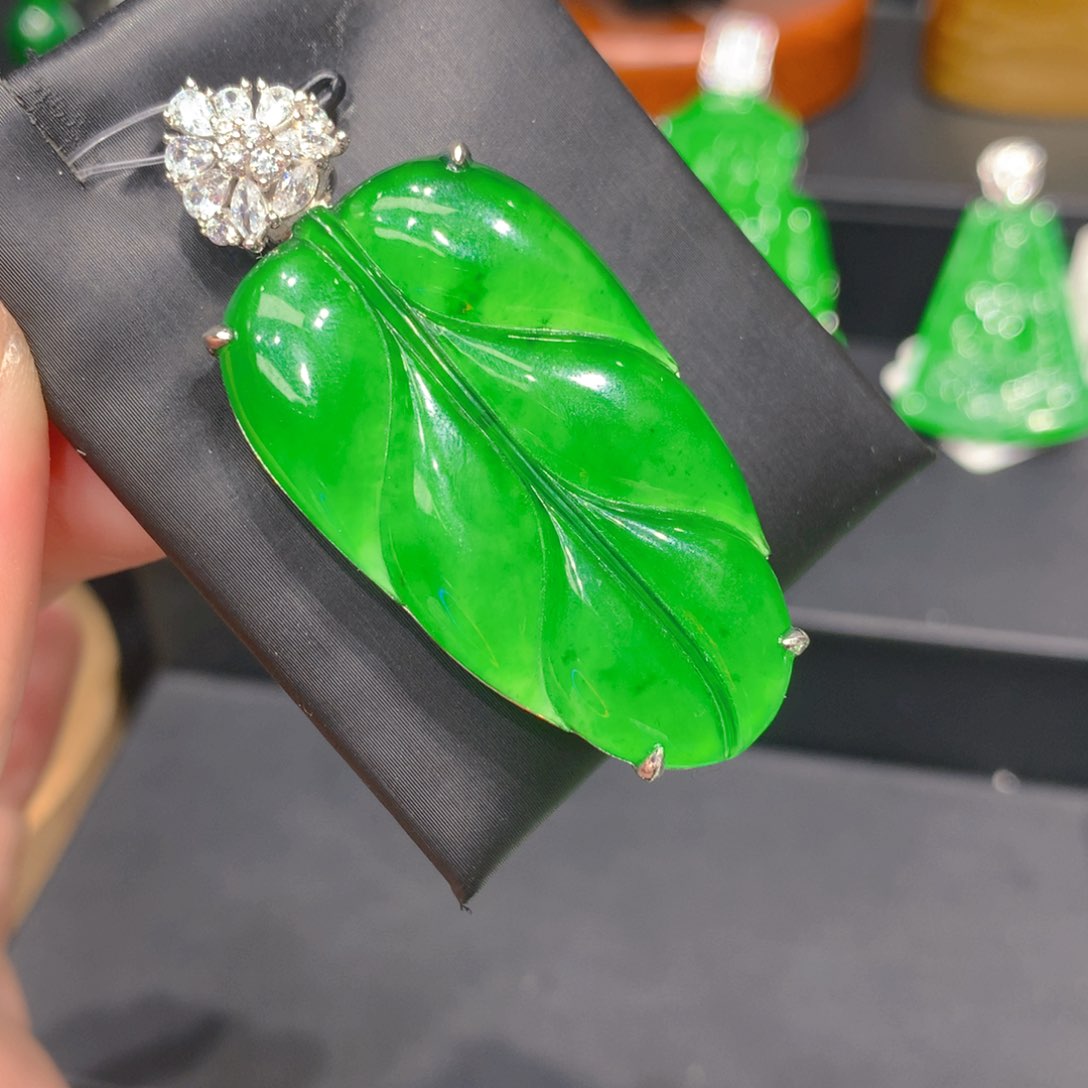 翡翠足银镶嵌颈饰22569999996