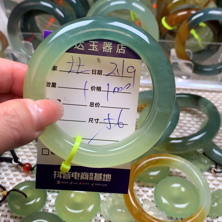 蛇纹石玉手镯未镶嵌七**人