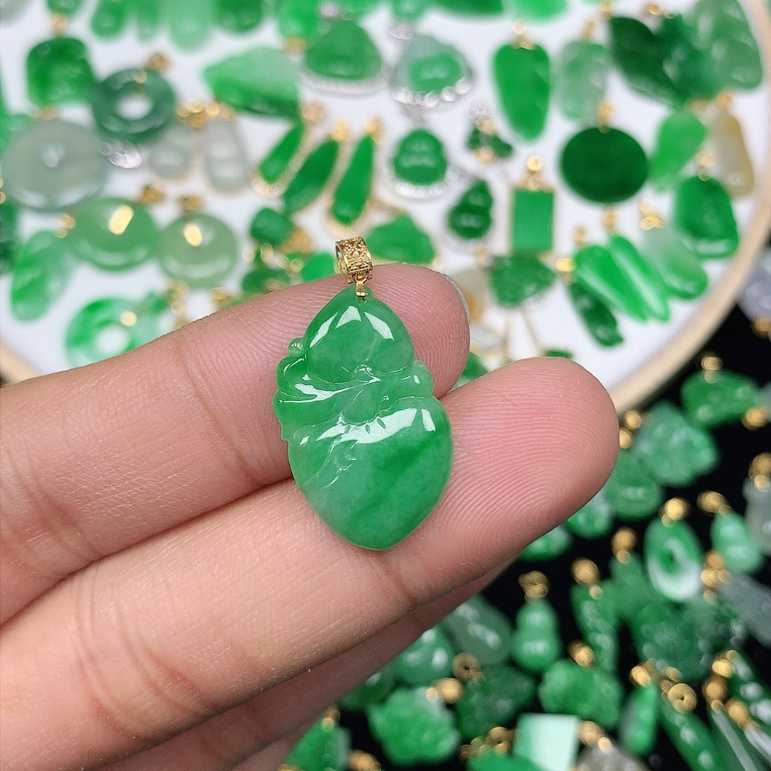 翡翠颈饰18K金镶嵌小巧精美飘阳绿福桃