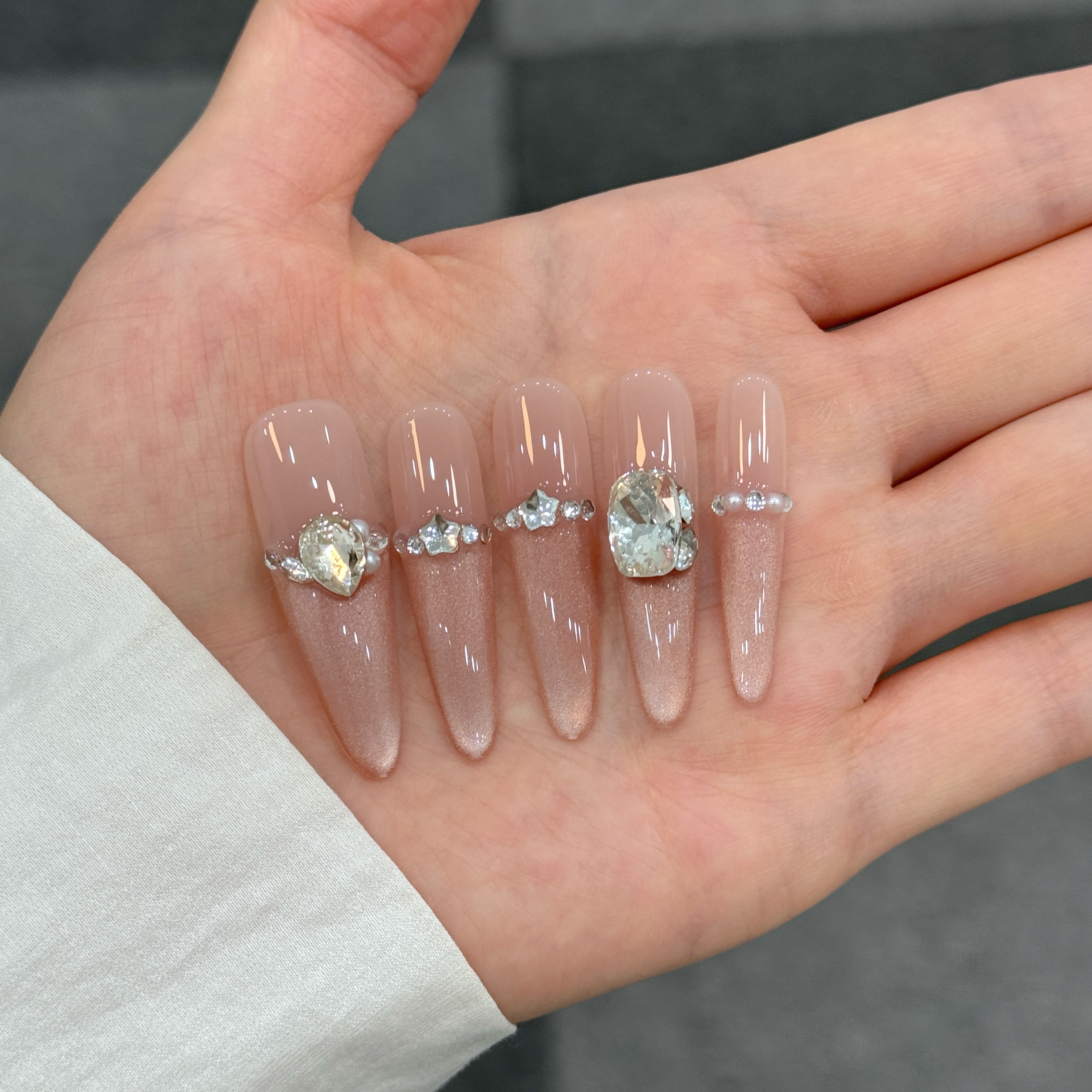 【V10】纯手工穿戴甲纯欲风冰透嫩粉带钻猫眼百搭细狗中长款美甲