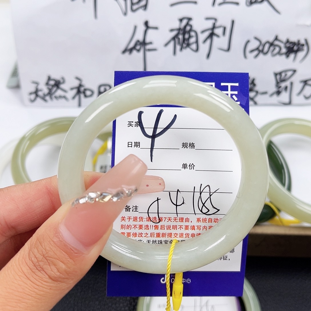 和田玉手镯未镶嵌