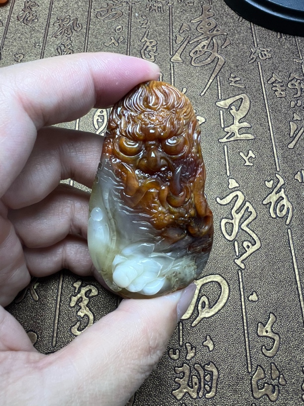 588米年底大漏价，佛魔一念，岫玉花玉纯天然俏色，纯手工雕刻