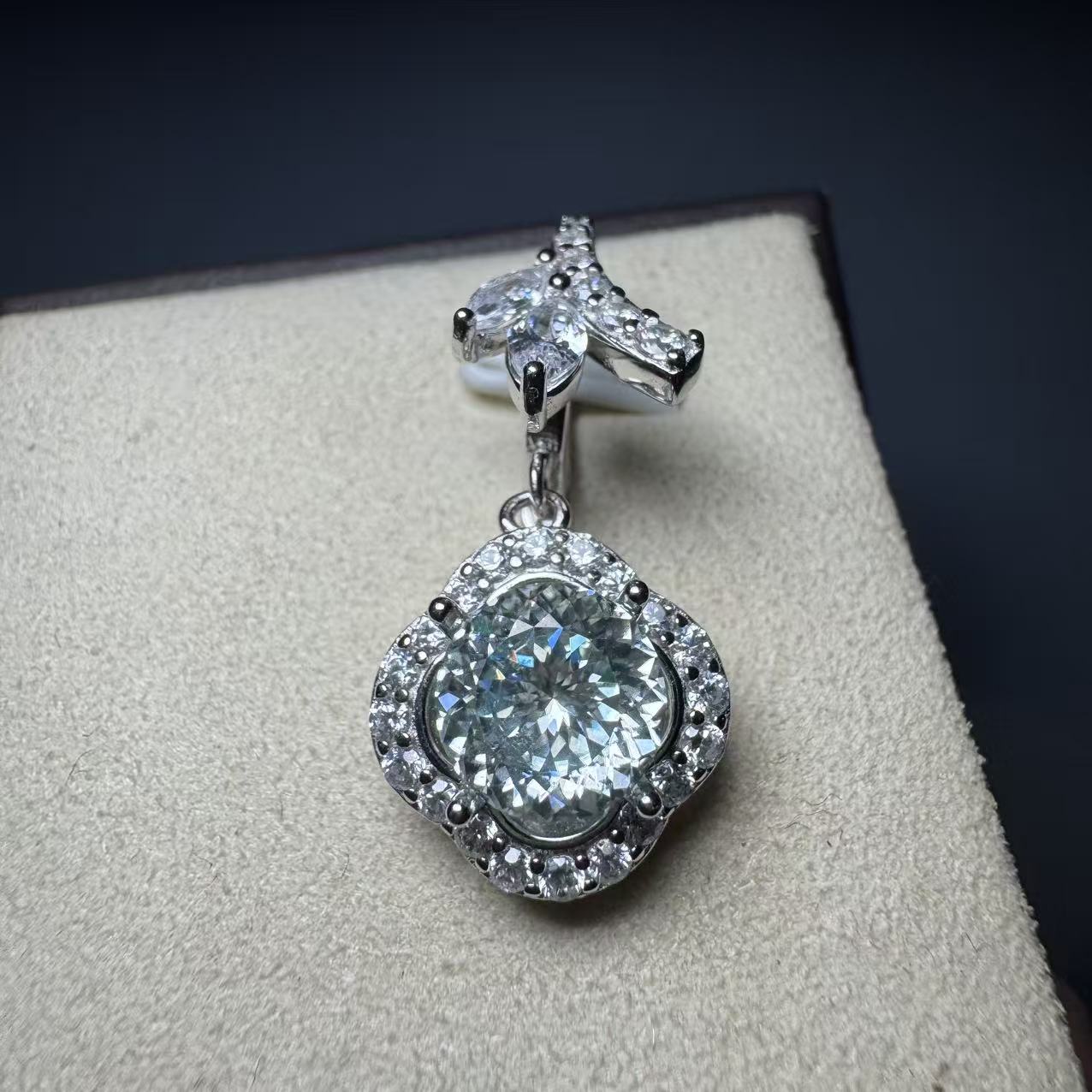 【不梵婚戒】马尔代夫蓝万能扣四叶草吊坠2ct-F