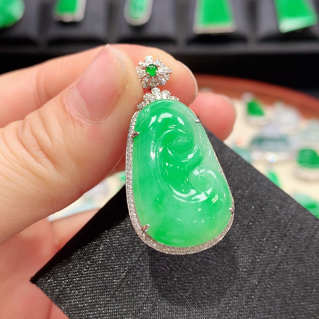 翡翠颈饰18K金镶嵌如意