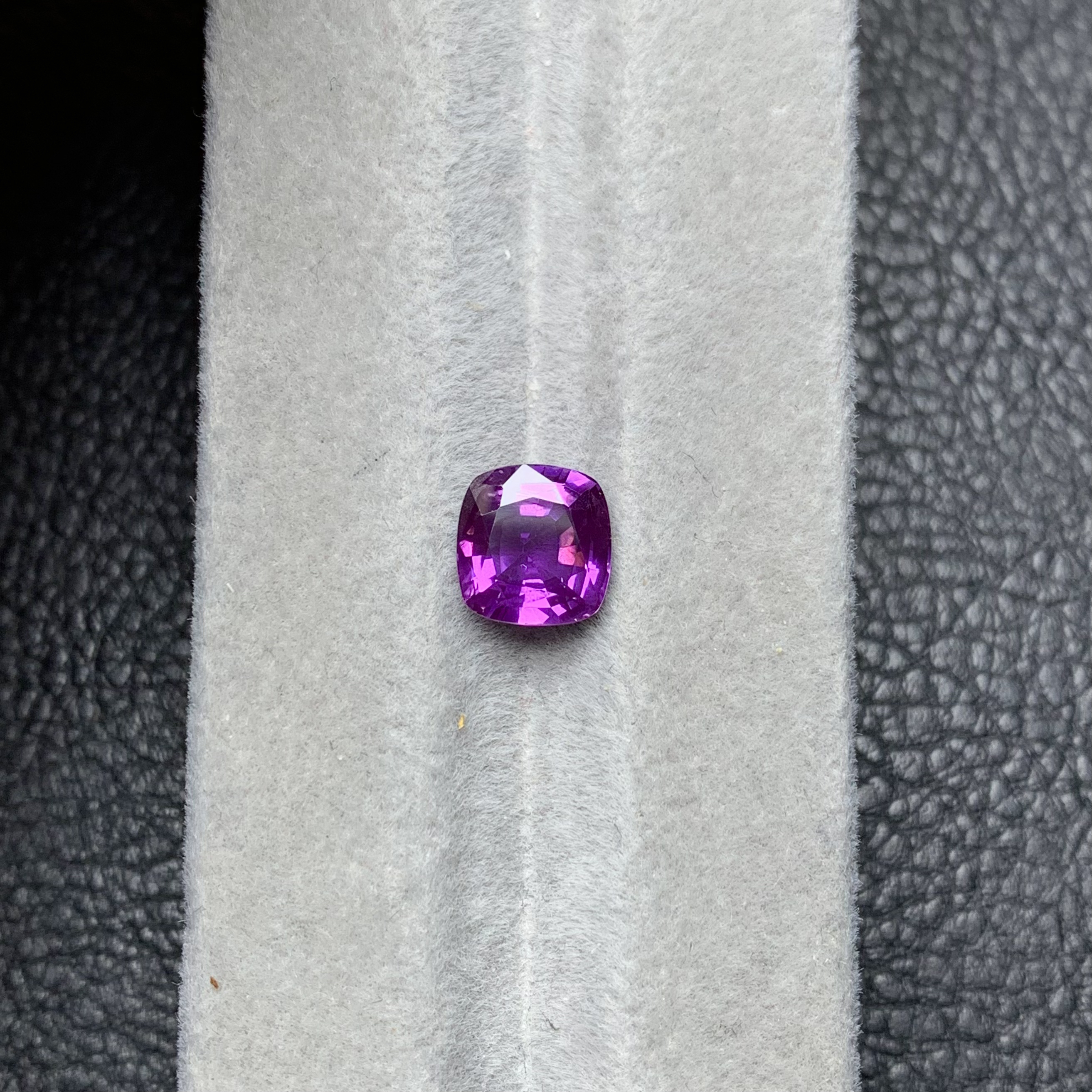 天然紫蓝宝石裸石2.12克拉7.66*7.37mm带grc国际证书