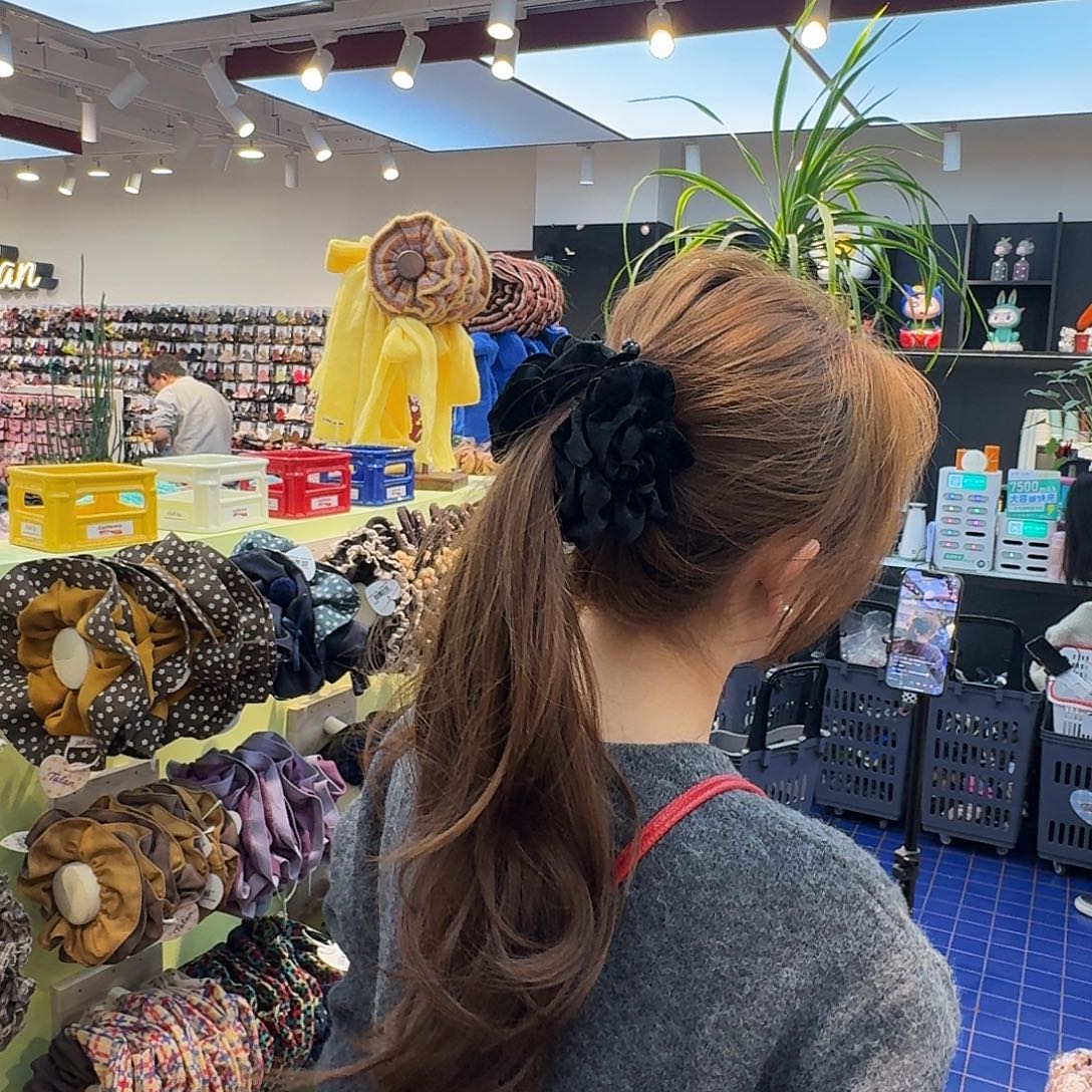 布艺非金属黑色绒毛花花香蕉夹