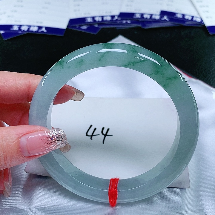 翡翠手镯未镶嵌翡翠手镯未镶嵌