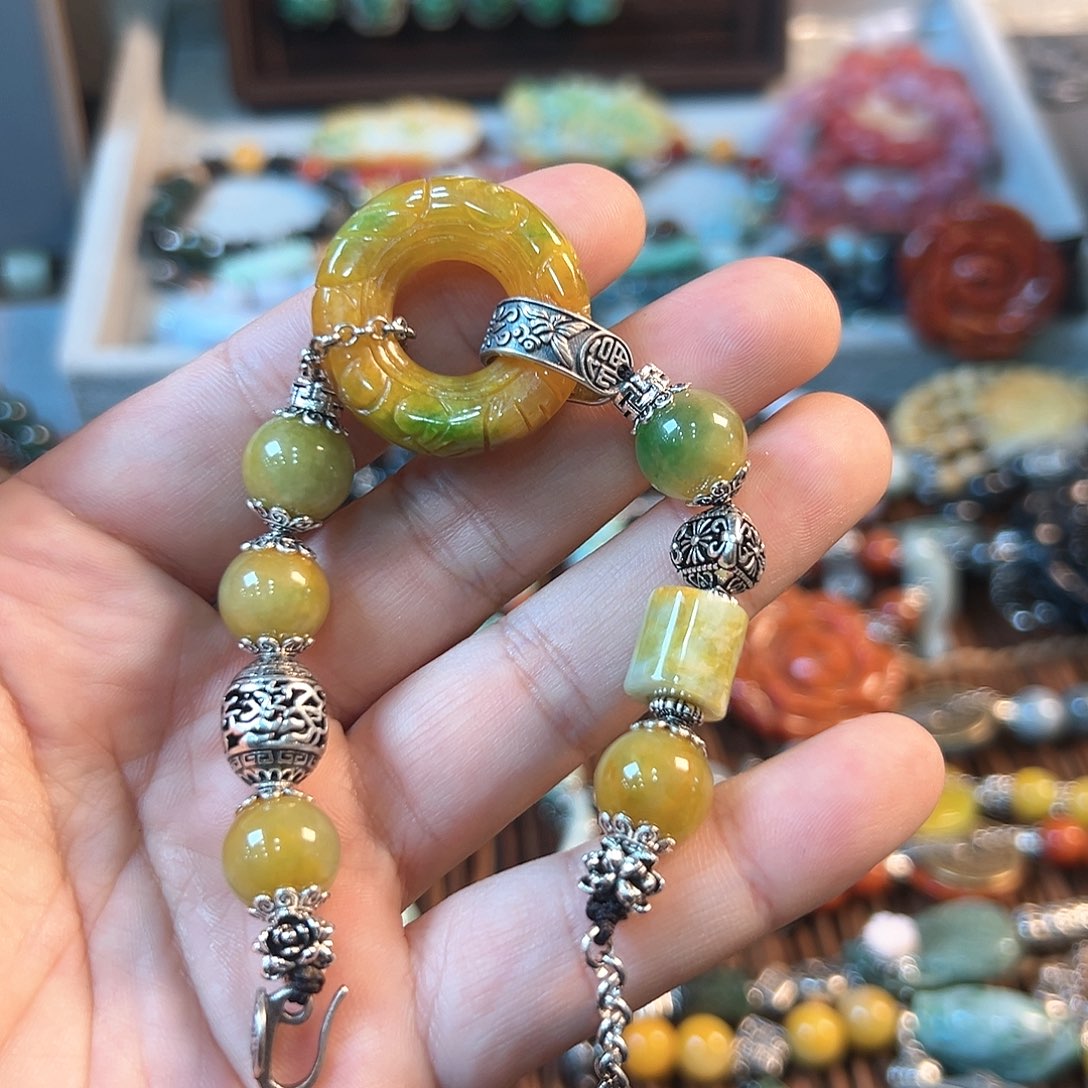 翡翠颈饰未镶嵌全****。