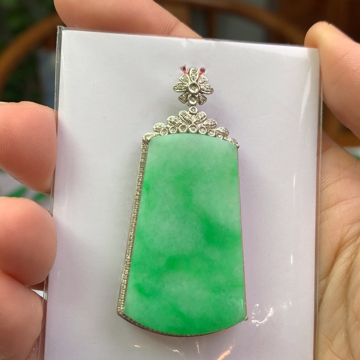 茅***姐翡翠18K金镶嵌颈饰翡翠