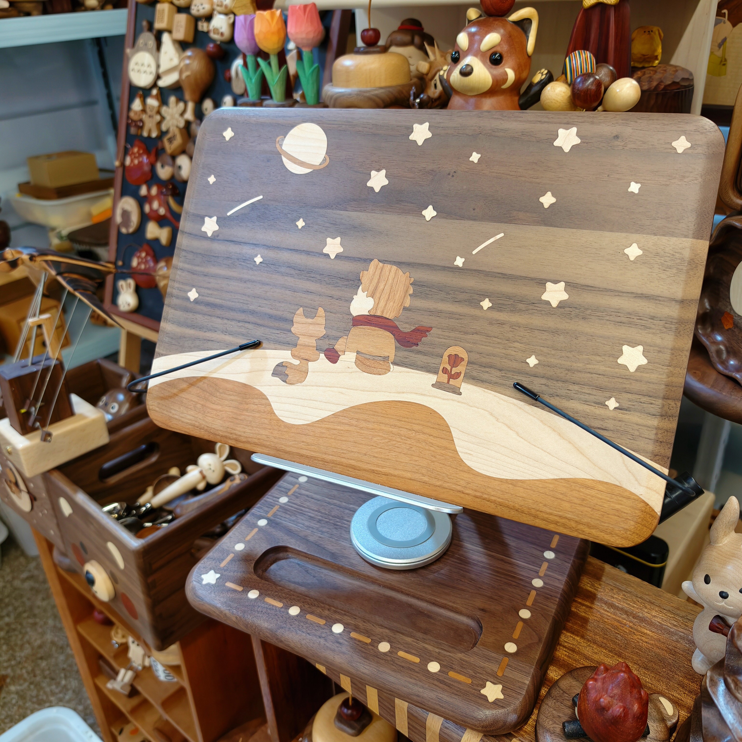 由物喜/实木旋转阅读架电脑支架小王子，有树结，矿物质线，介意慎拍