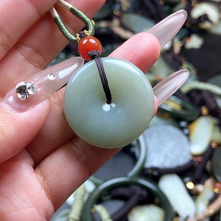 和田玉颈饰足铂镶嵌