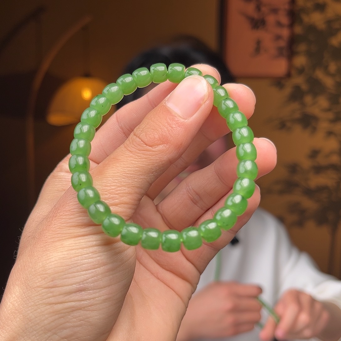 和田玉手串未镶嵌乌兰乌德苹果绿直切微矿点