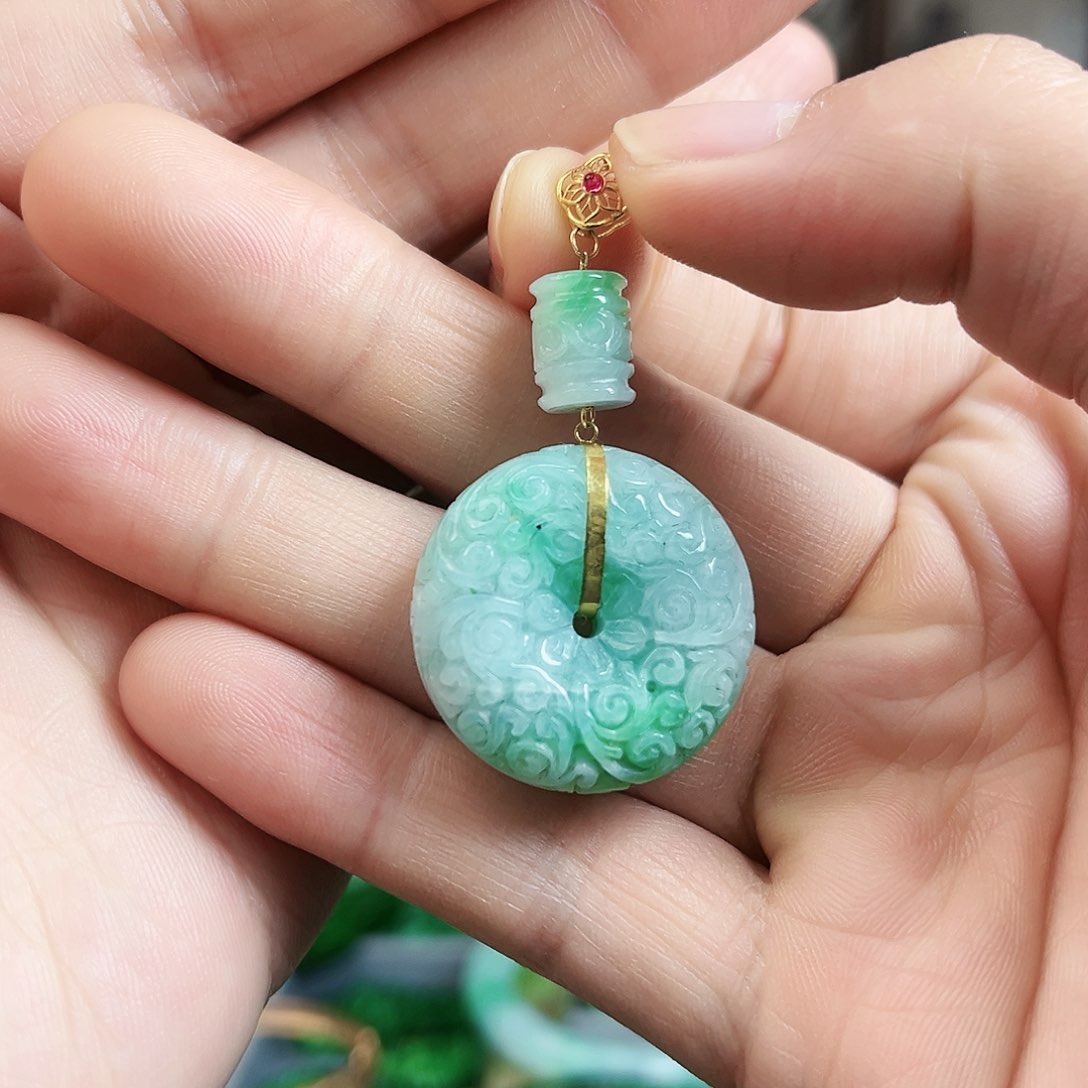 翡翠颈饰18K金镶嵌吊坠