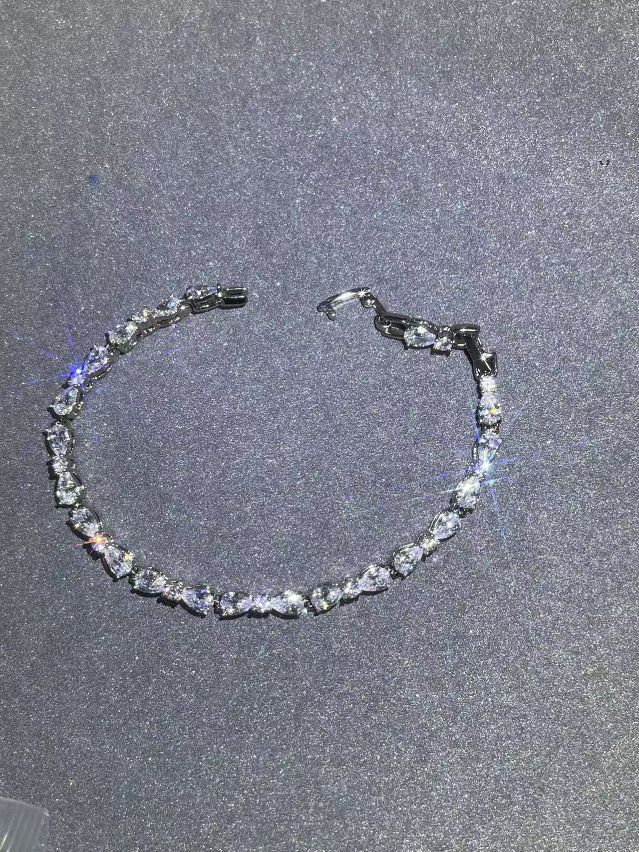 a1675白色满镶蝴蝶结手链多样性发货