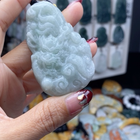 翡翠颈饰未镶嵌A****止翡翠