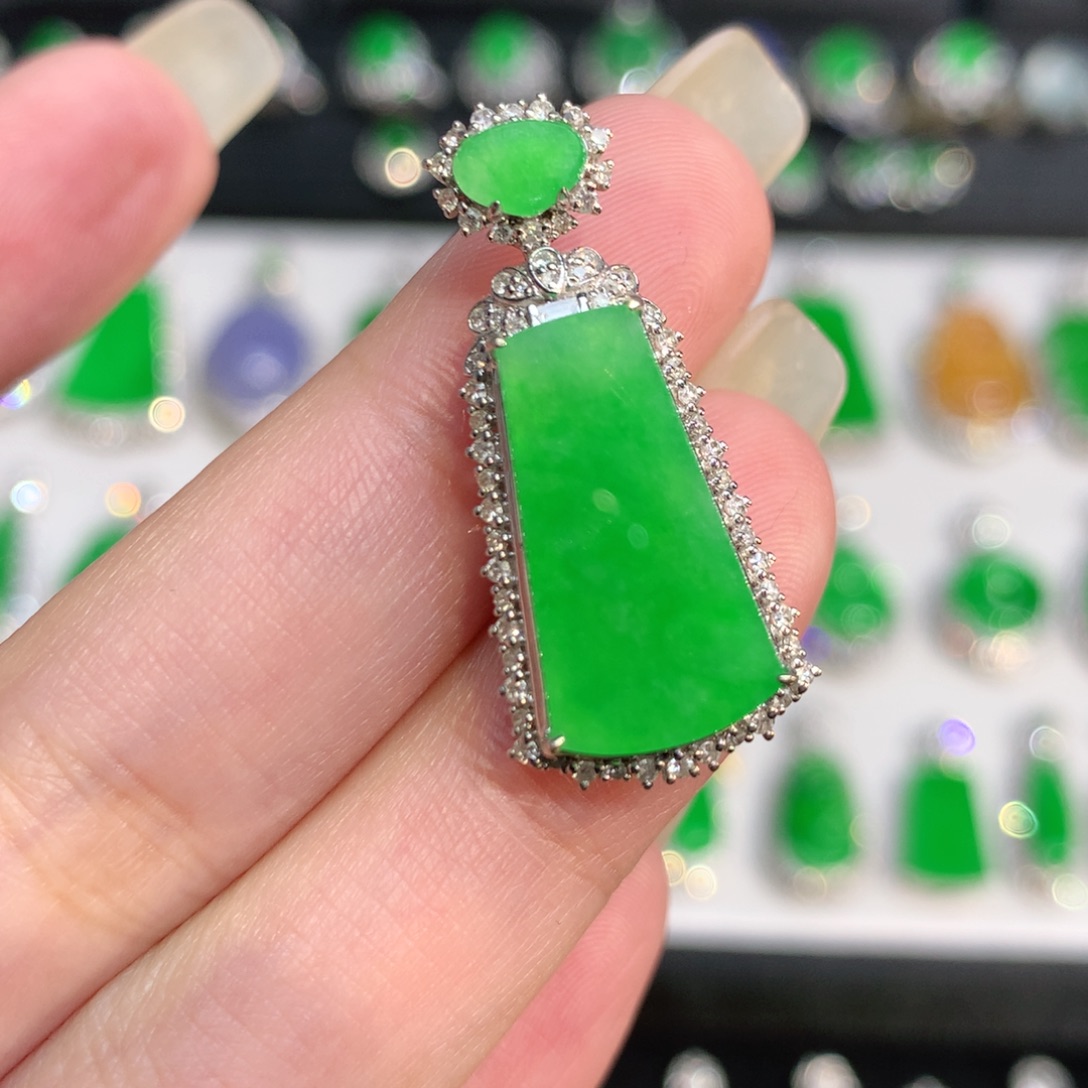 *****翡翠18K金镶嵌颈饰