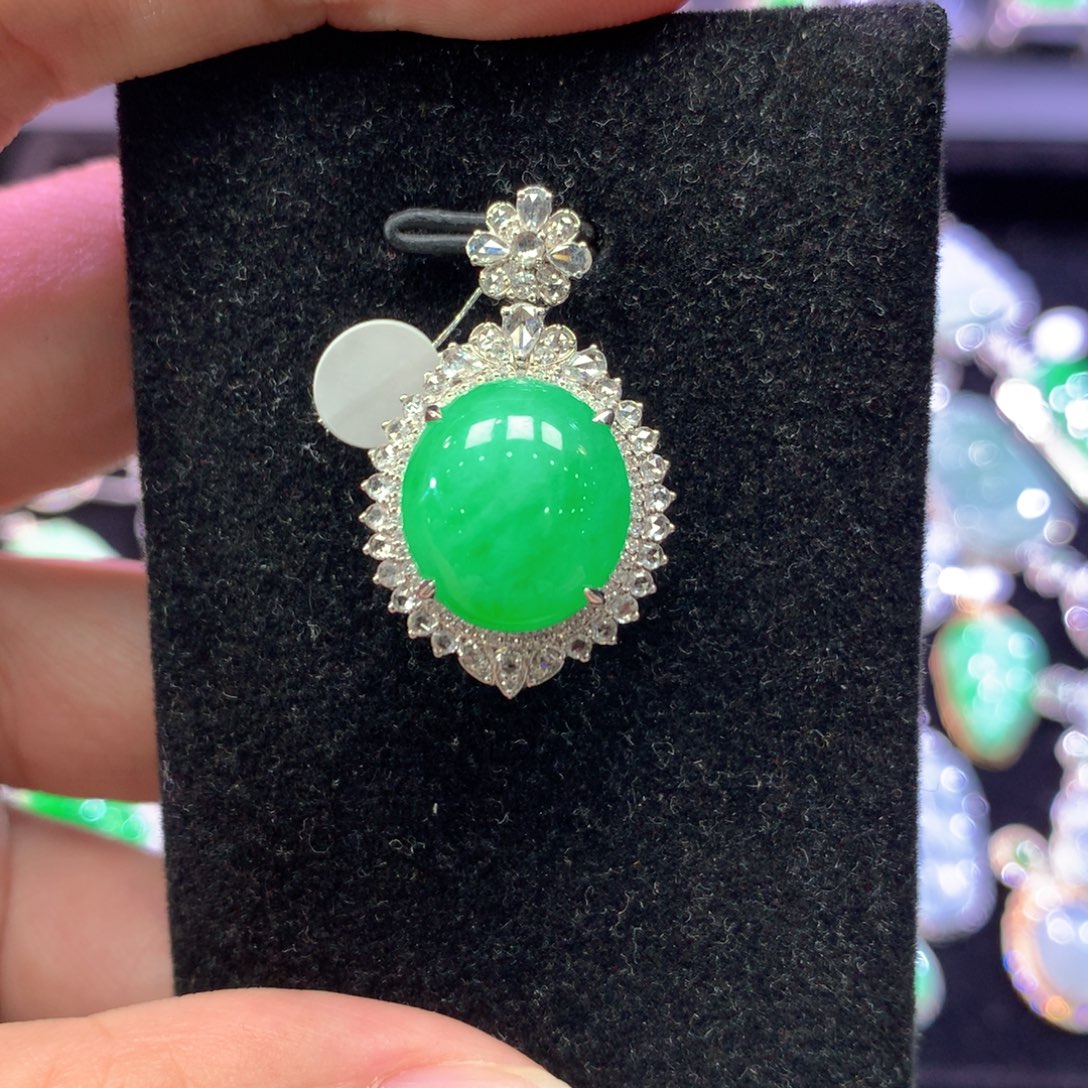 翡翠18K金镶嵌颈饰