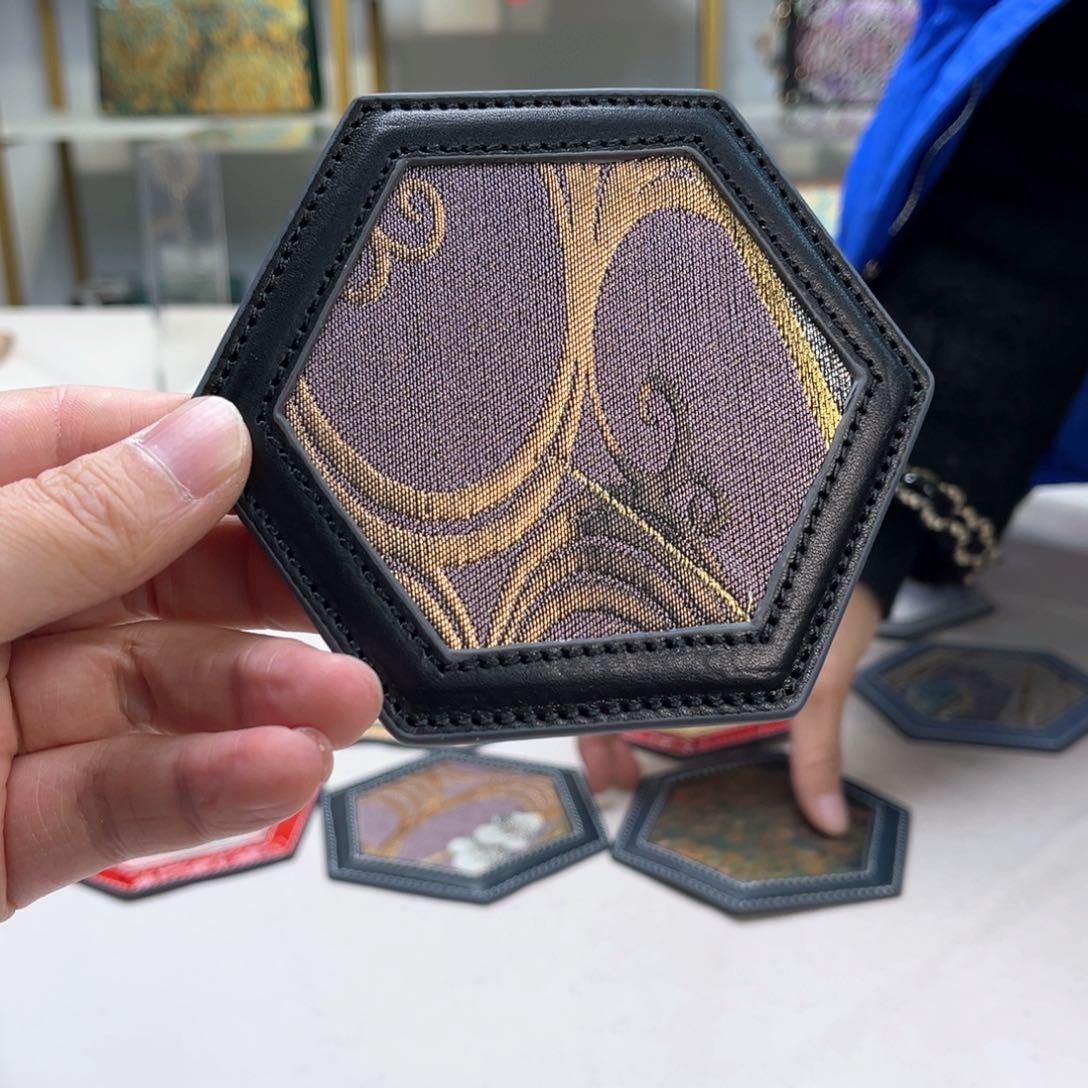 织绣小**米高定风雨中的花朵，倔强又美丽。