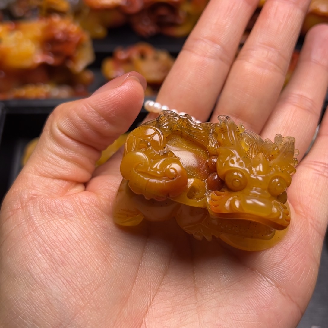 石英质玉（黄龙玉）颈饰未镶嵌