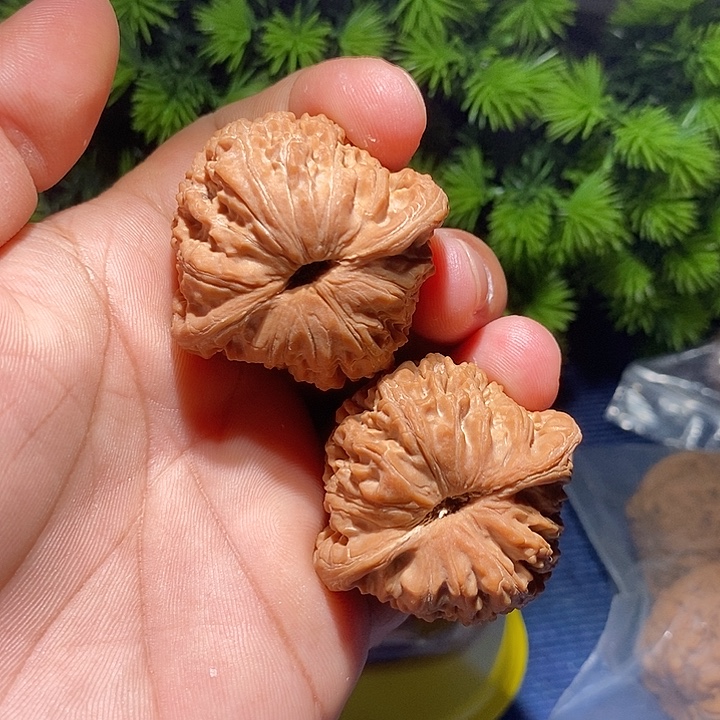 小***0文玩核桃吊坠绣球