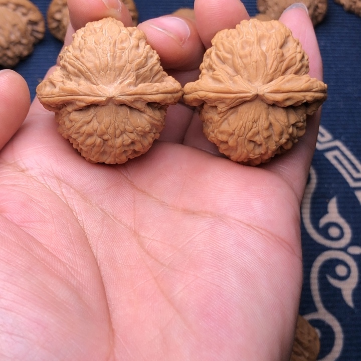 文玩核桃吊坠白狮子